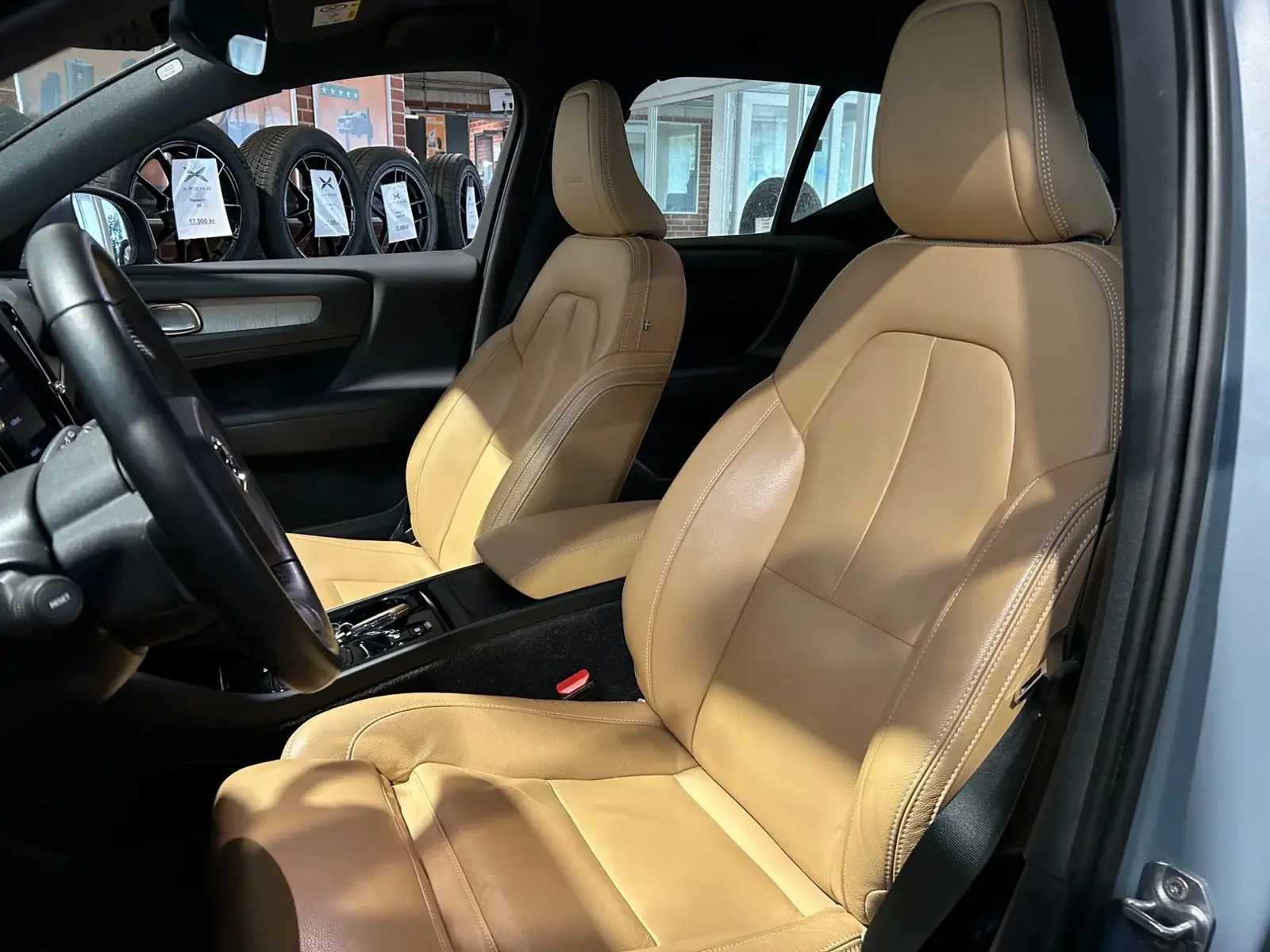 Grå Volvo XC40 fra 2020