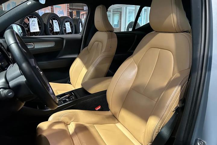 Grå Volvo XC40 fra 2020