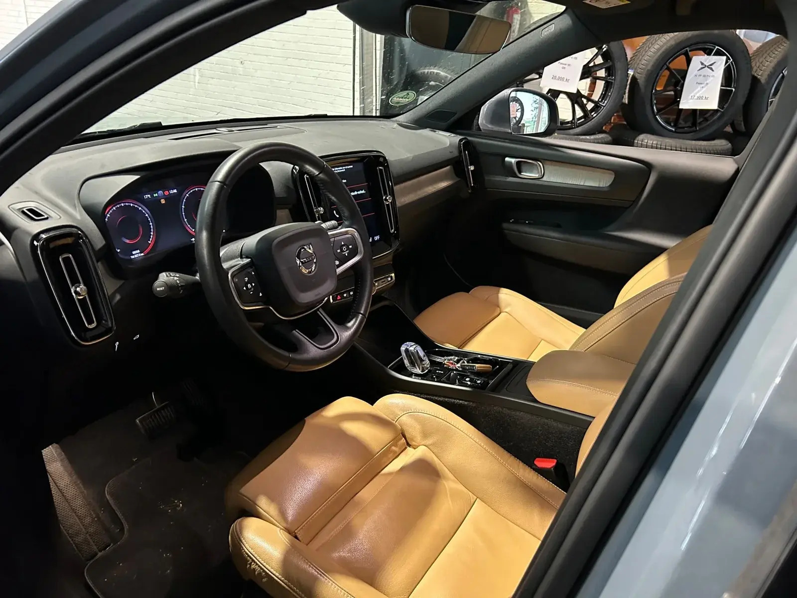 Grå Volvo XC40 fra 2020
