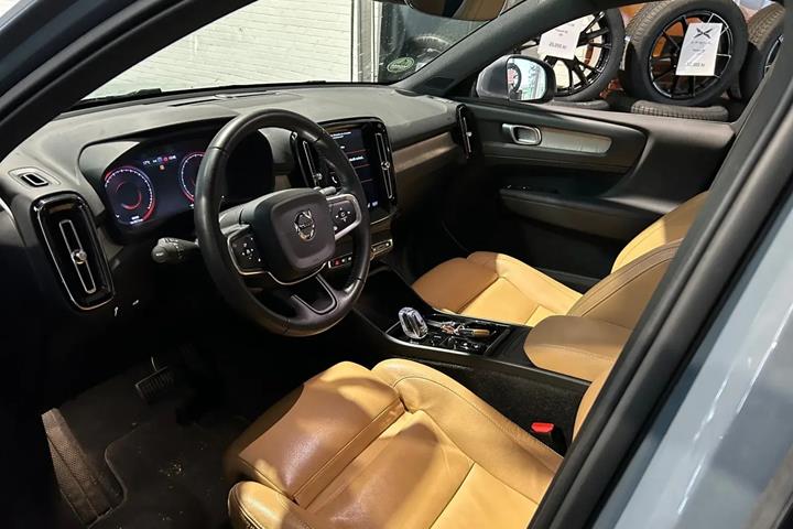 Grå Volvo XC40 fra 2020