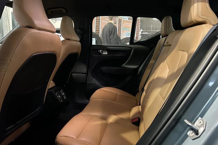 Grå Volvo XC40 fra 2020