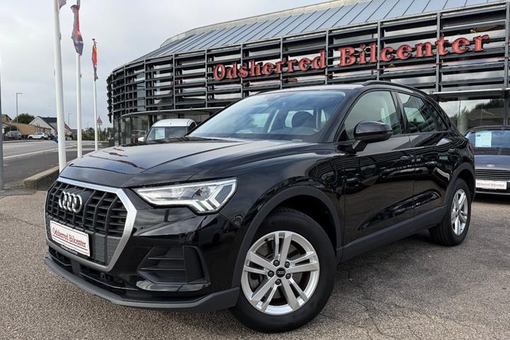 Sort Audi Q3 fra 2023 set udefra