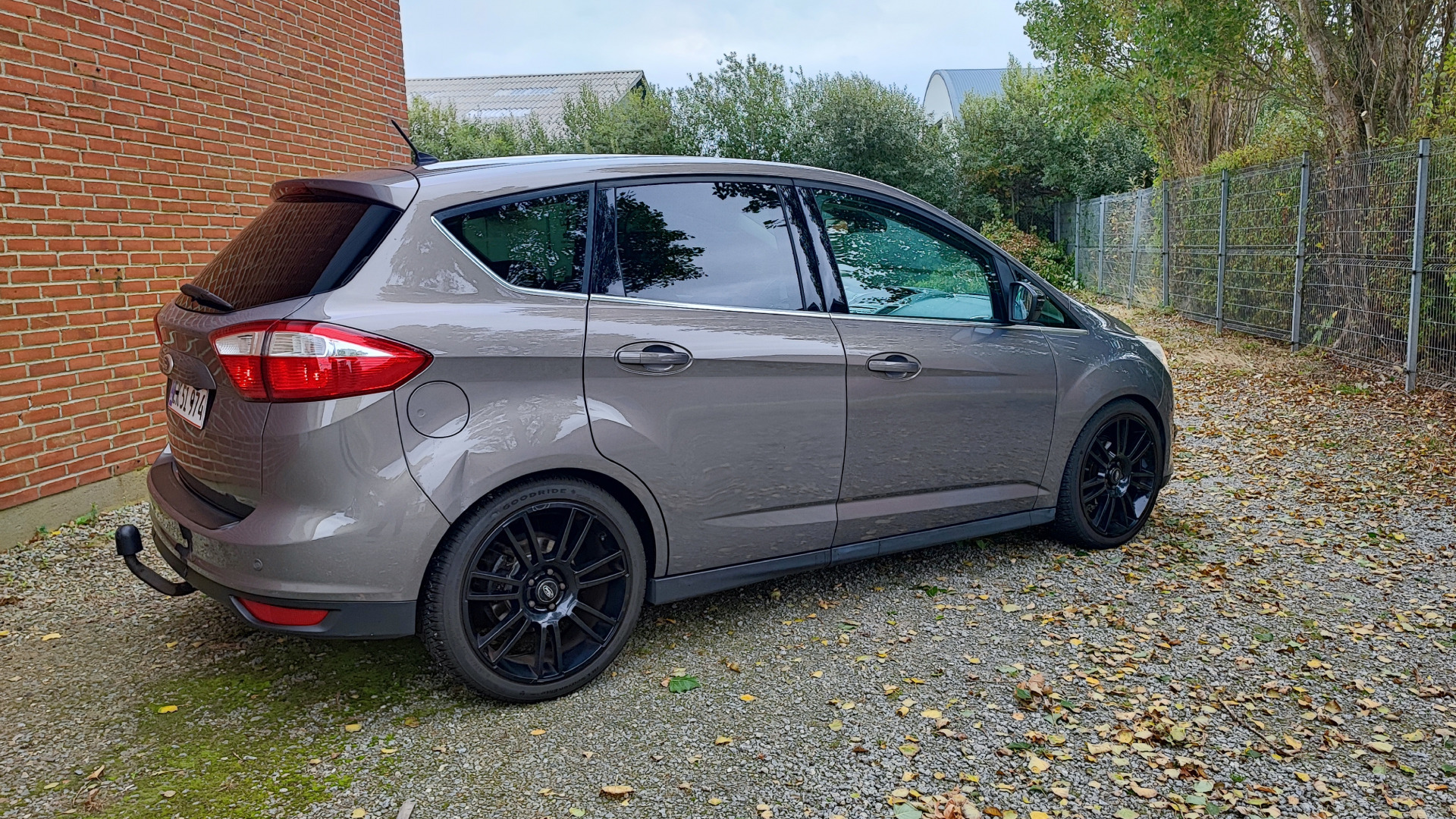 Grå Ford C-MAX fra 2014
