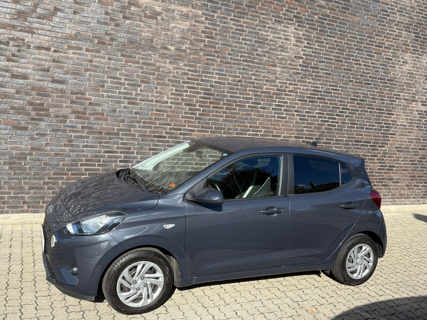 Grå Hyundai i10 fra 2021