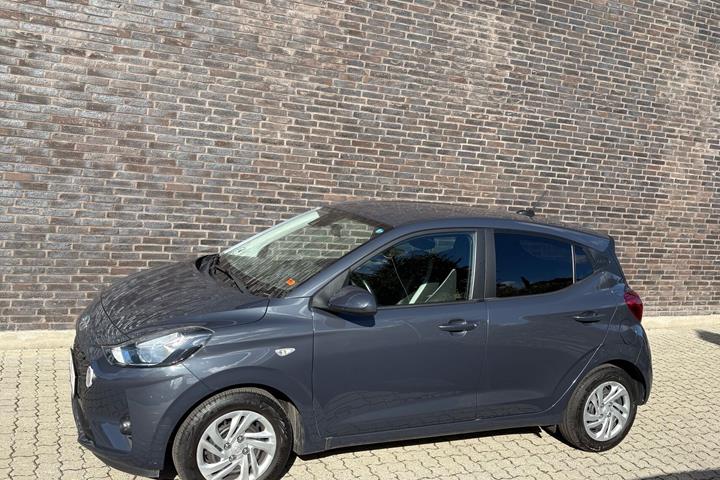 Grå Hyundai i10 fra 2021