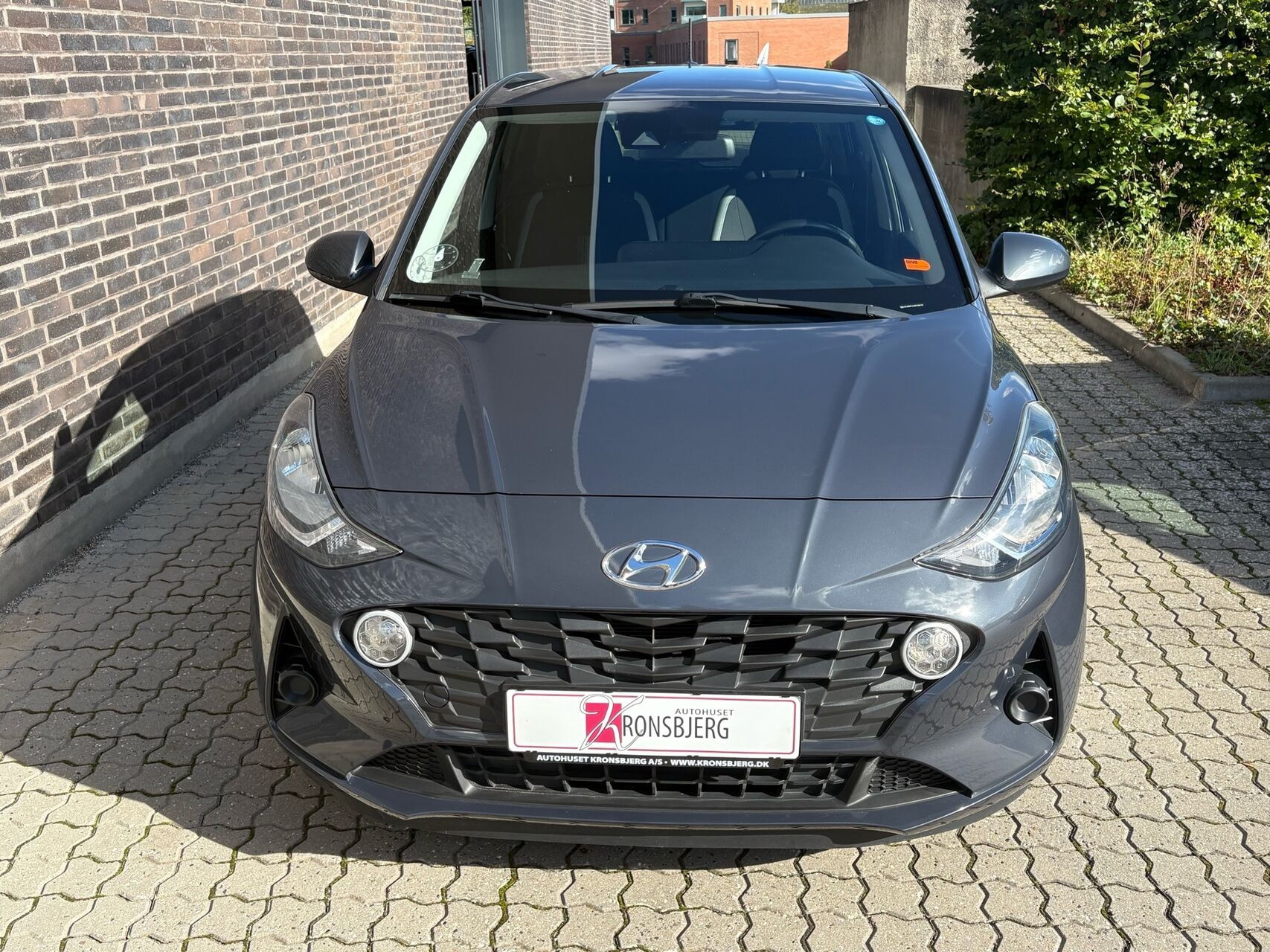 Grå Hyundai i10 fra 2021