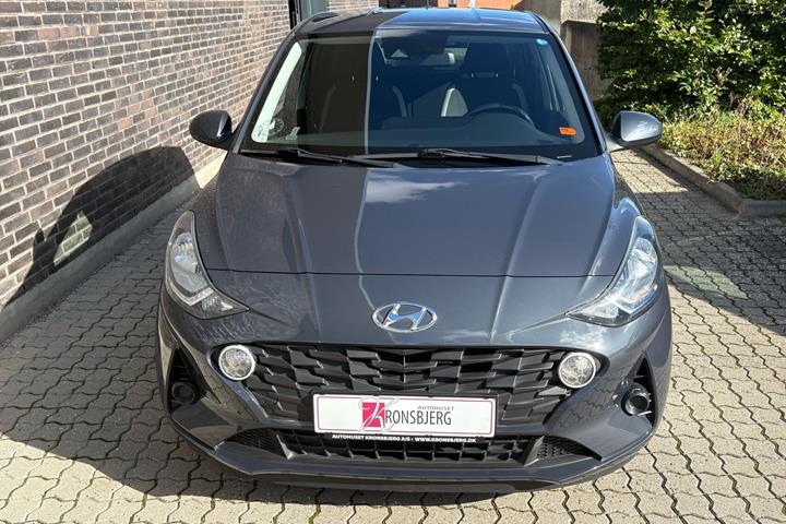 Grå Hyundai i10 fra 2021