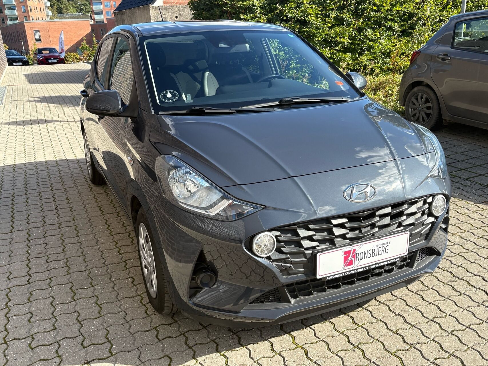 Grå Hyundai i10 fra 2021