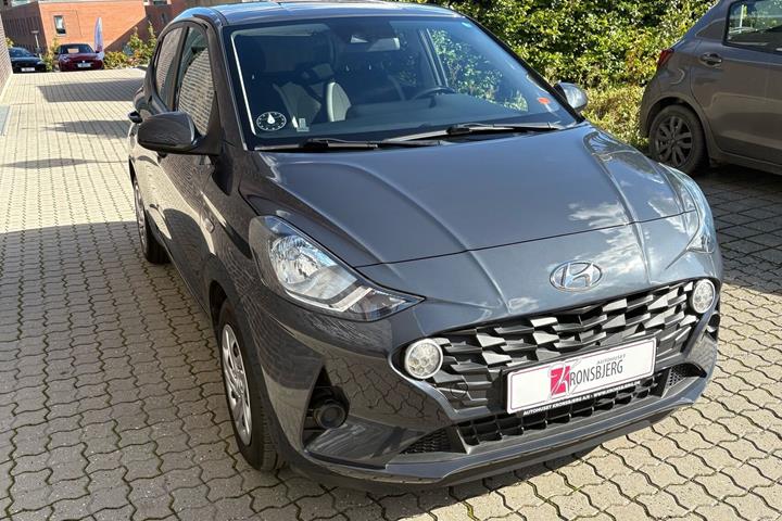 Grå Hyundai i10 fra 2021