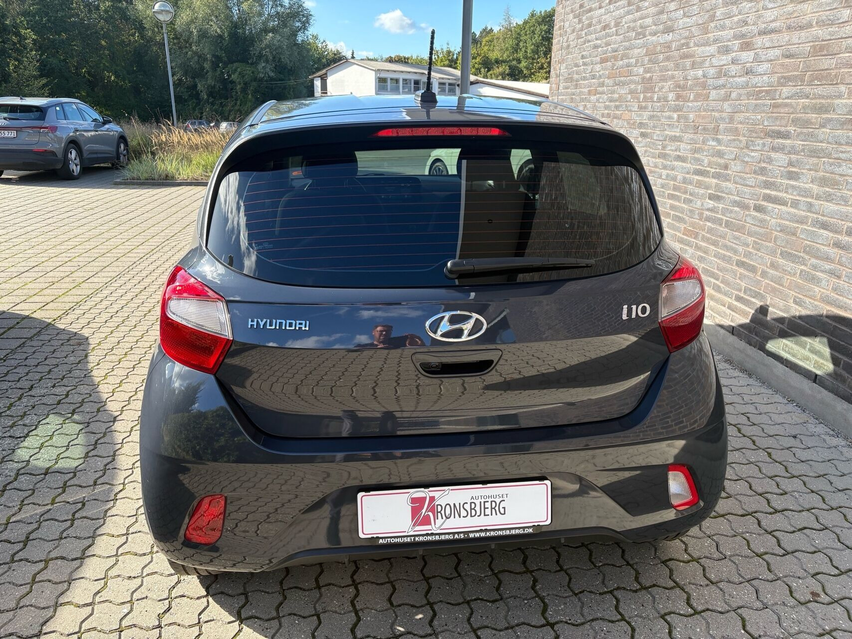 Grå Hyundai i10 fra 2021