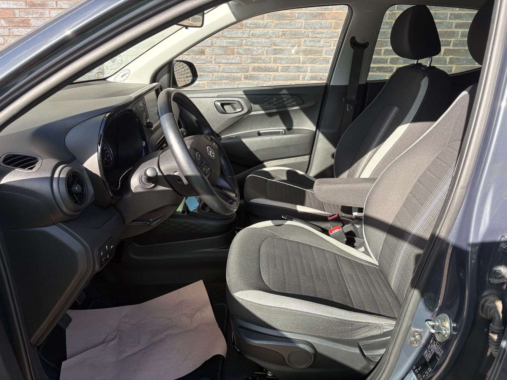 Grå Hyundai i10 fra 2021