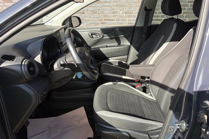 Grå Hyundai i10 fra 2021