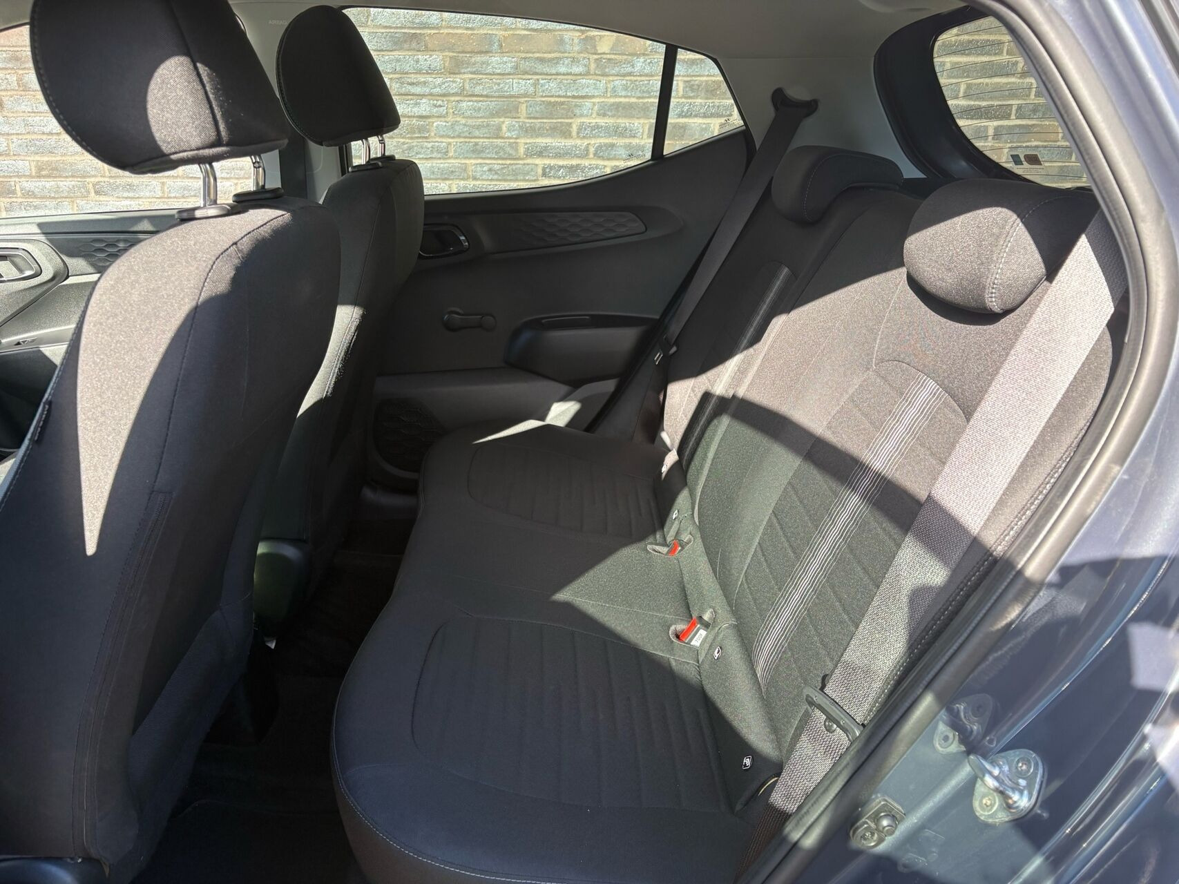 Grå Hyundai i10 fra 2021