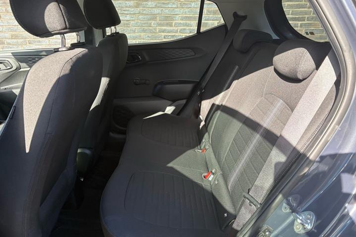 Grå Hyundai i10 fra 2021