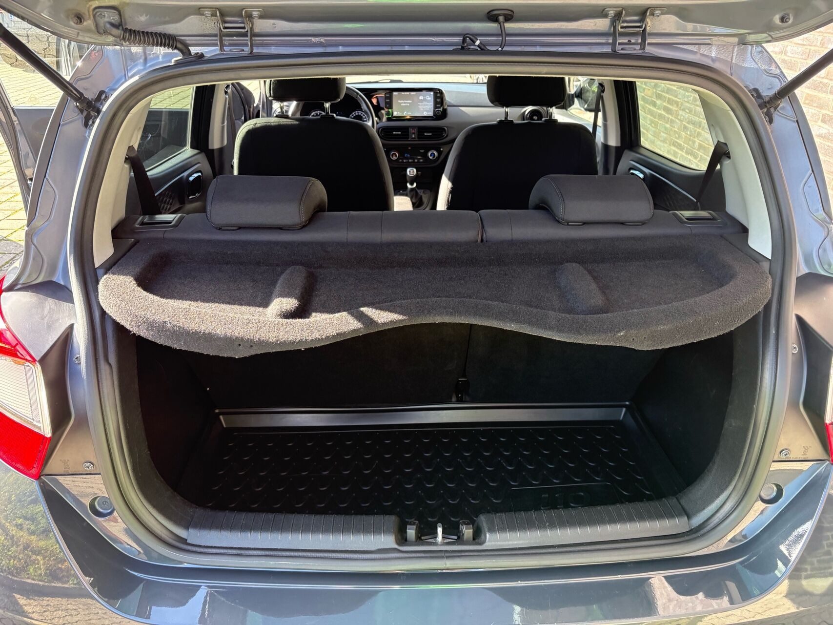 Grå Hyundai i10 fra 2021