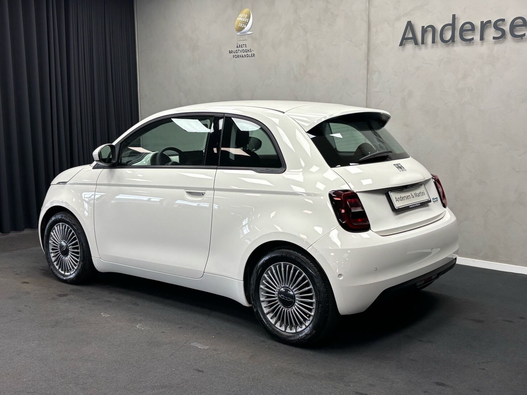 Hvid Fiat 500e fra 2023