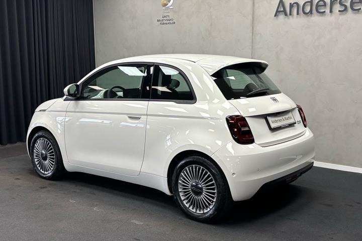 Hvid Fiat 500e fra 2023