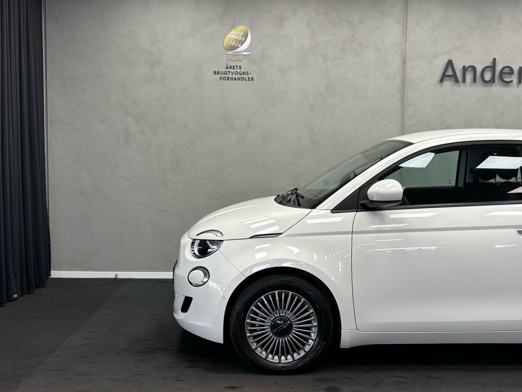 Hvid Fiat 500e fra 2023