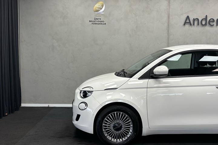 Hvid Fiat 500e fra 2023