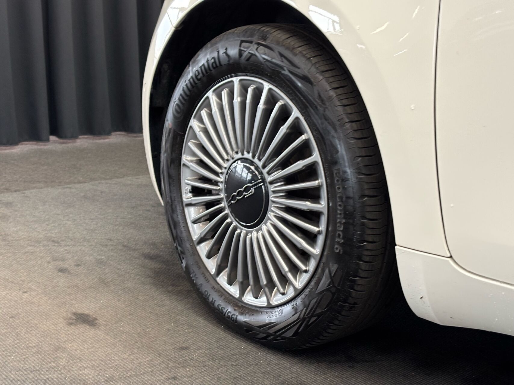 Hvid Fiat 500e fra 2023