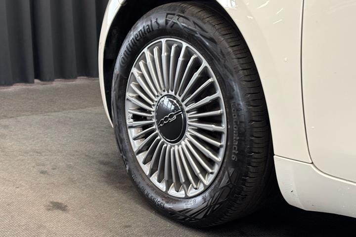 Hvid Fiat 500e fra 2023