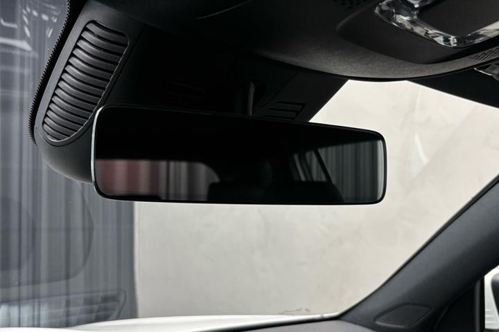 Hvid Mercedes EQB250+ fra 2025