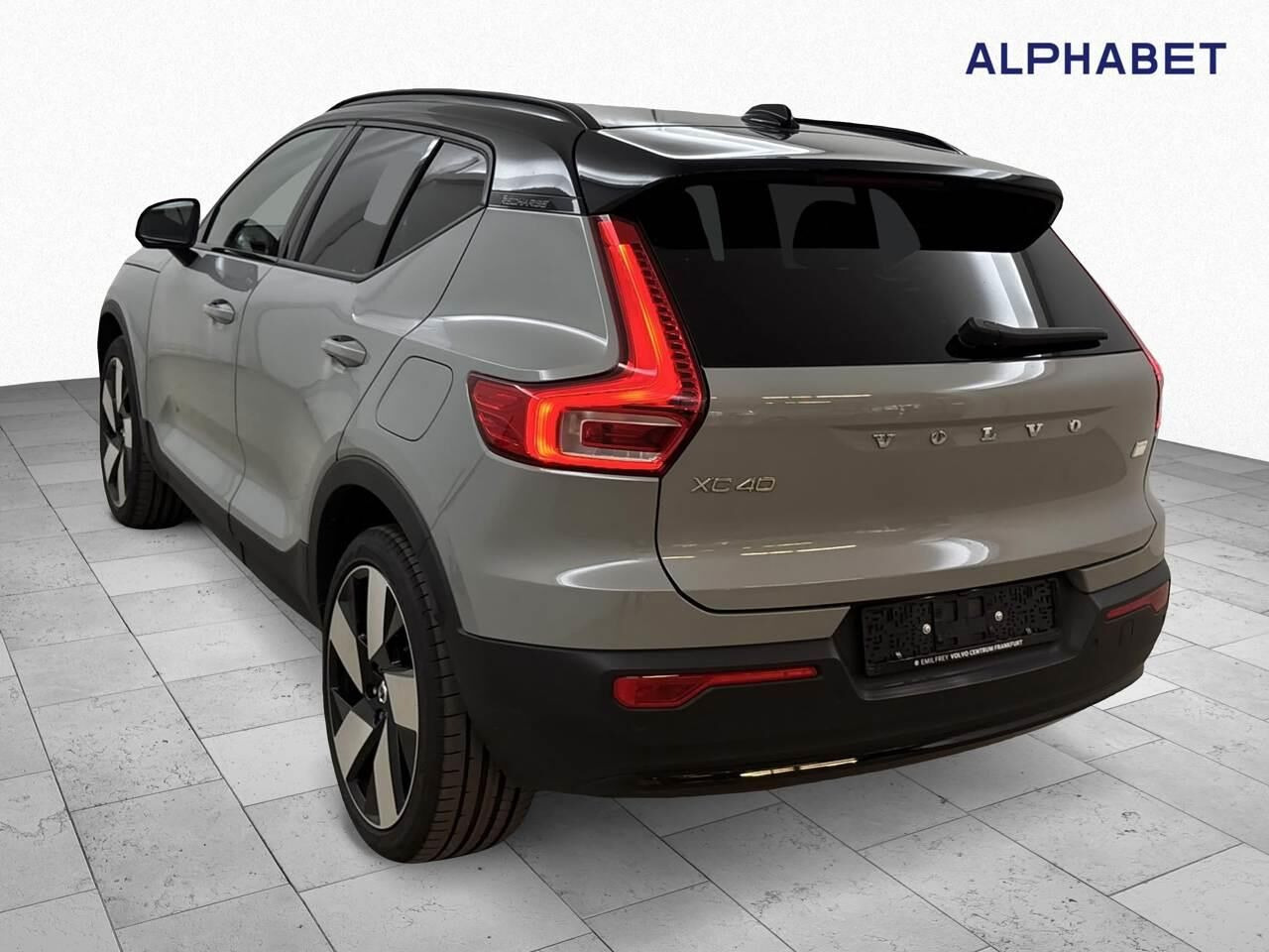 Grå Volvo XC40 fra 2023