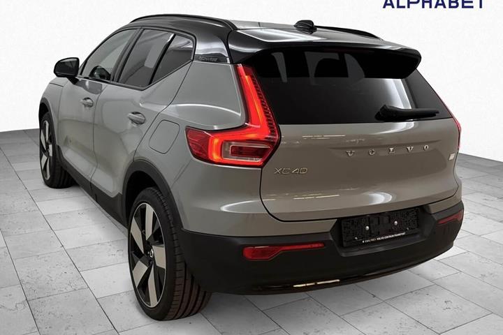 Grå Volvo XC40 fra 2023