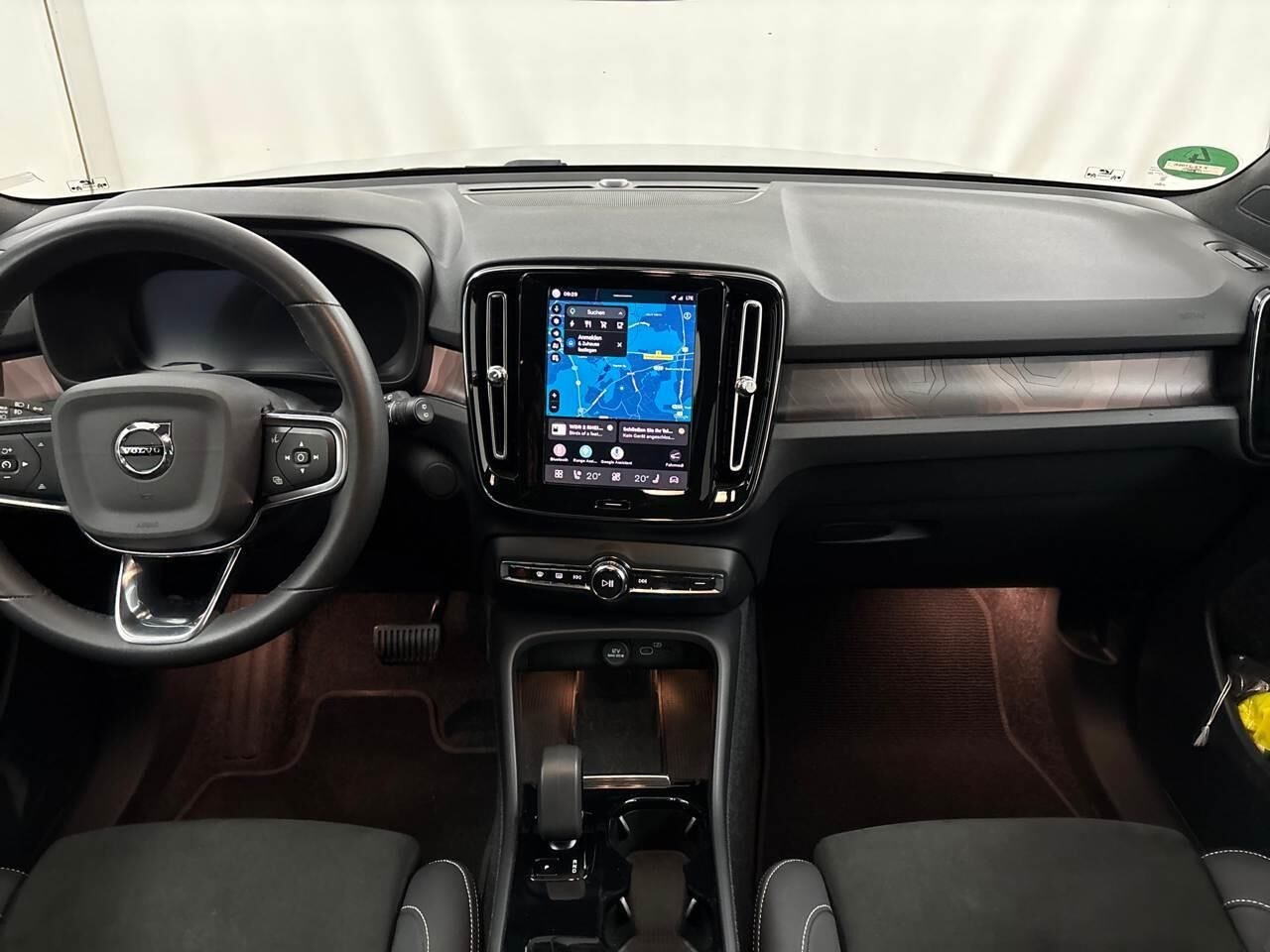 Grå Volvo XC40 fra 2023