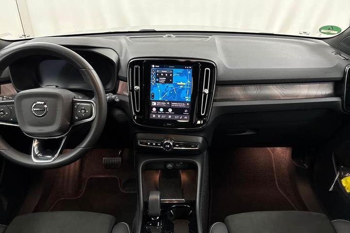 Grå Volvo XC40 fra 2023