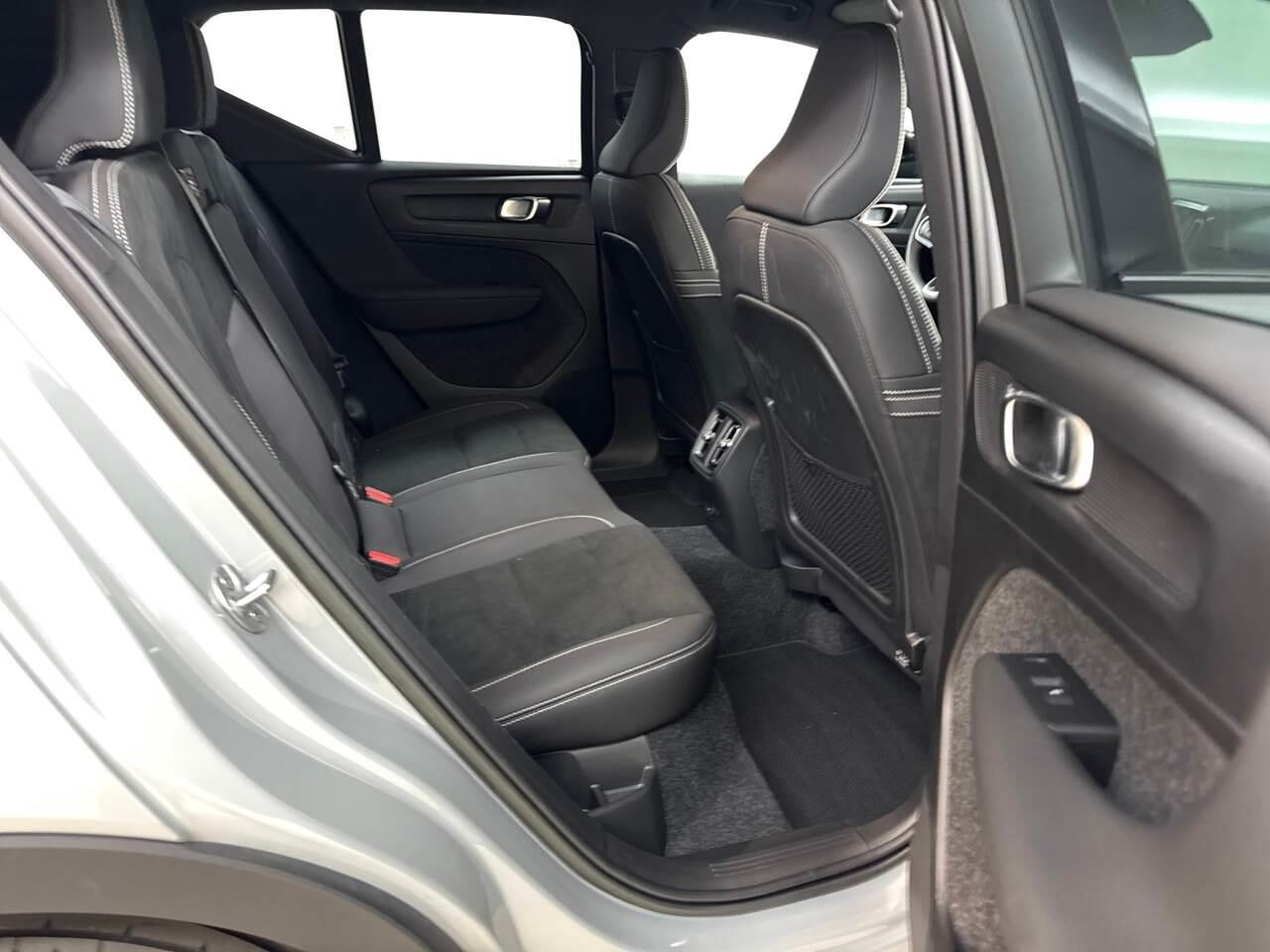 Grå Volvo XC40 fra 2023