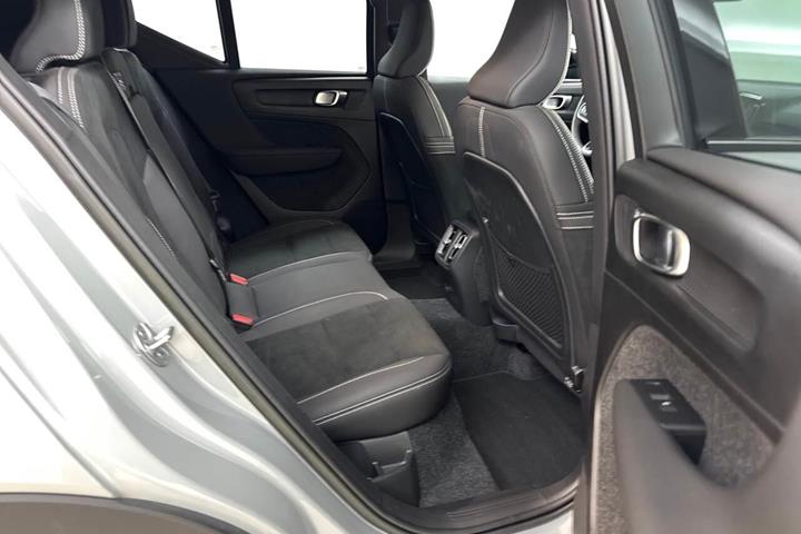 Grå Volvo XC40 fra 2023