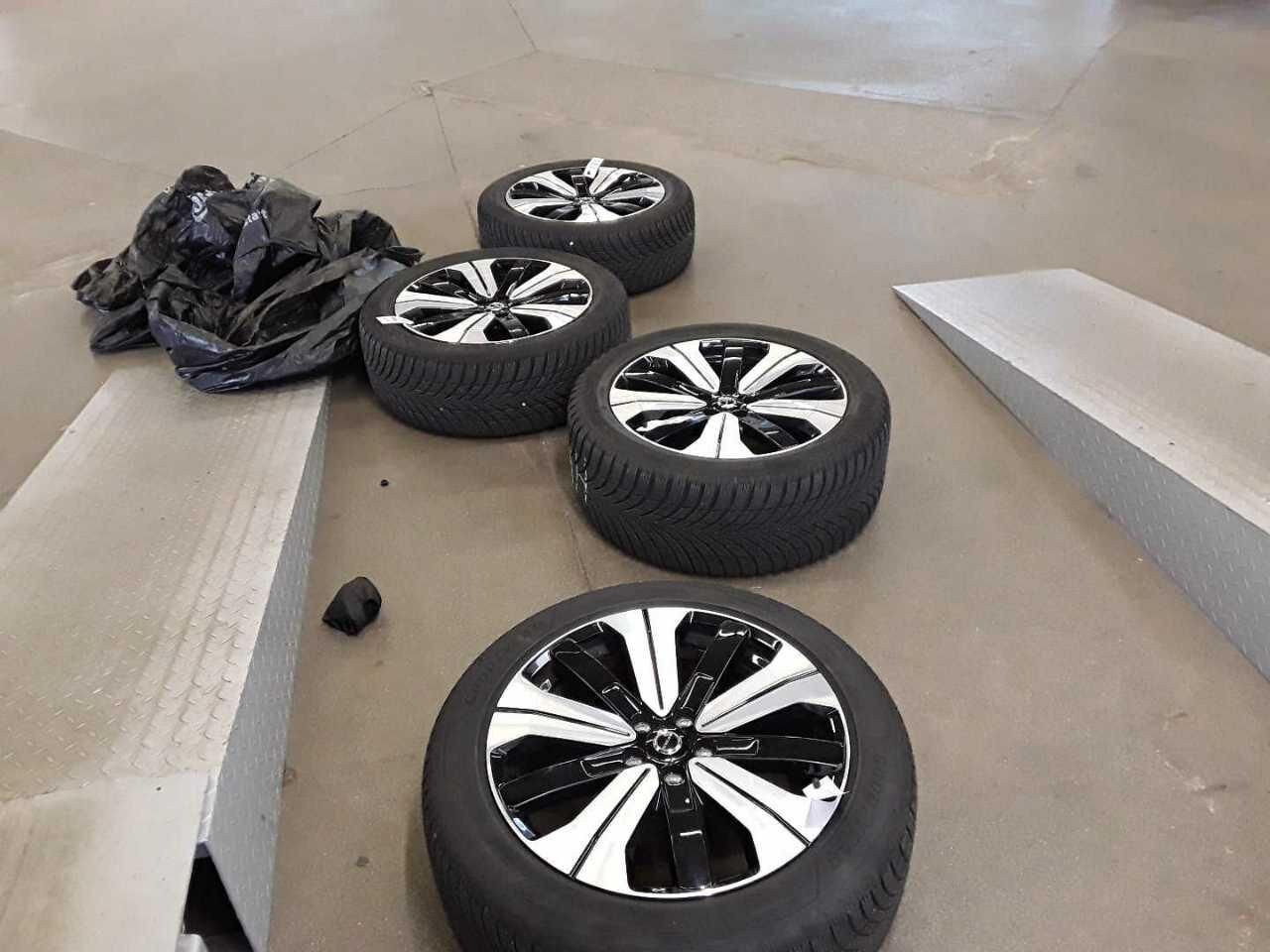 Grå Volvo XC40 fra 2023