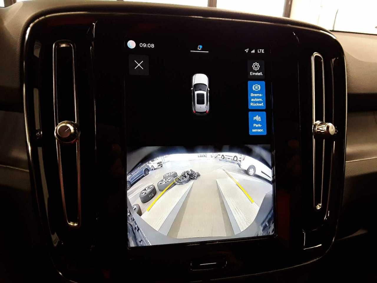 Grå Volvo XC40 fra 2023