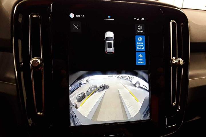 Grå Volvo XC40 fra 2023