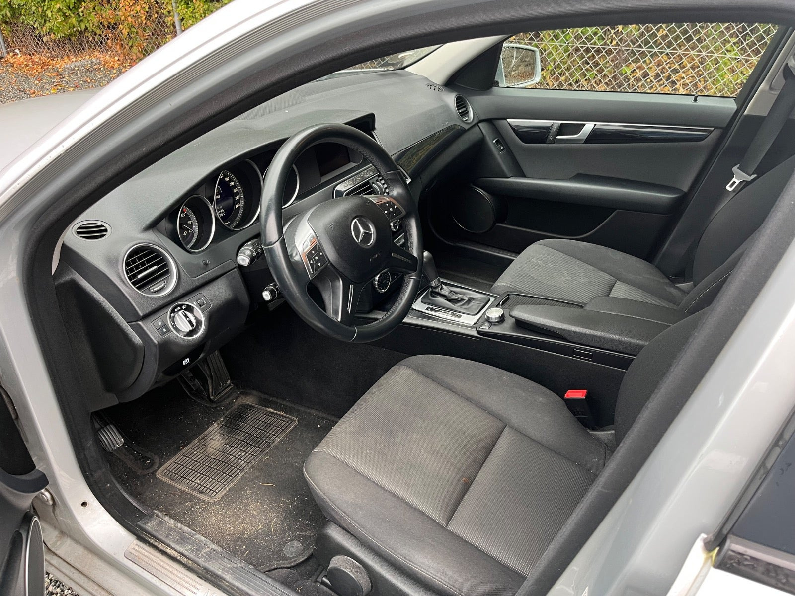 Sølv Mercedes C180 fra 2014