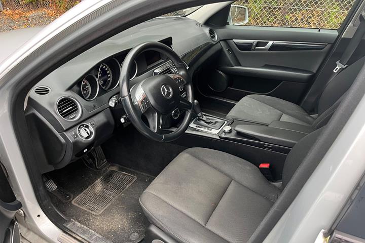 Sølv Mercedes C180 fra 2014