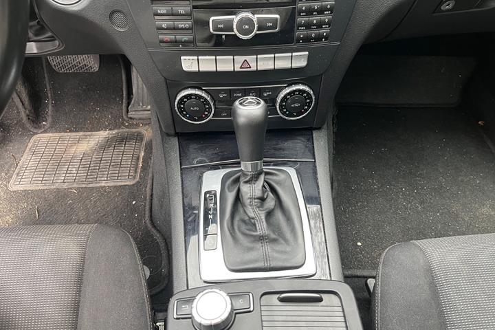 Sølv Mercedes C180 fra 2014