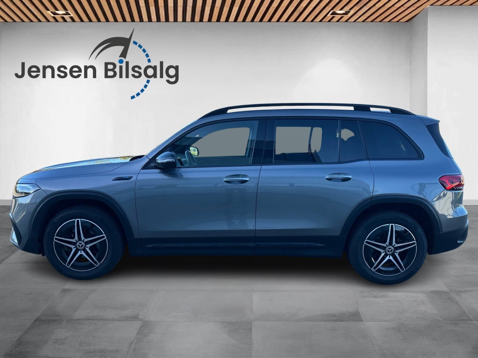 Grå Mercedes EQB300 fra 2022