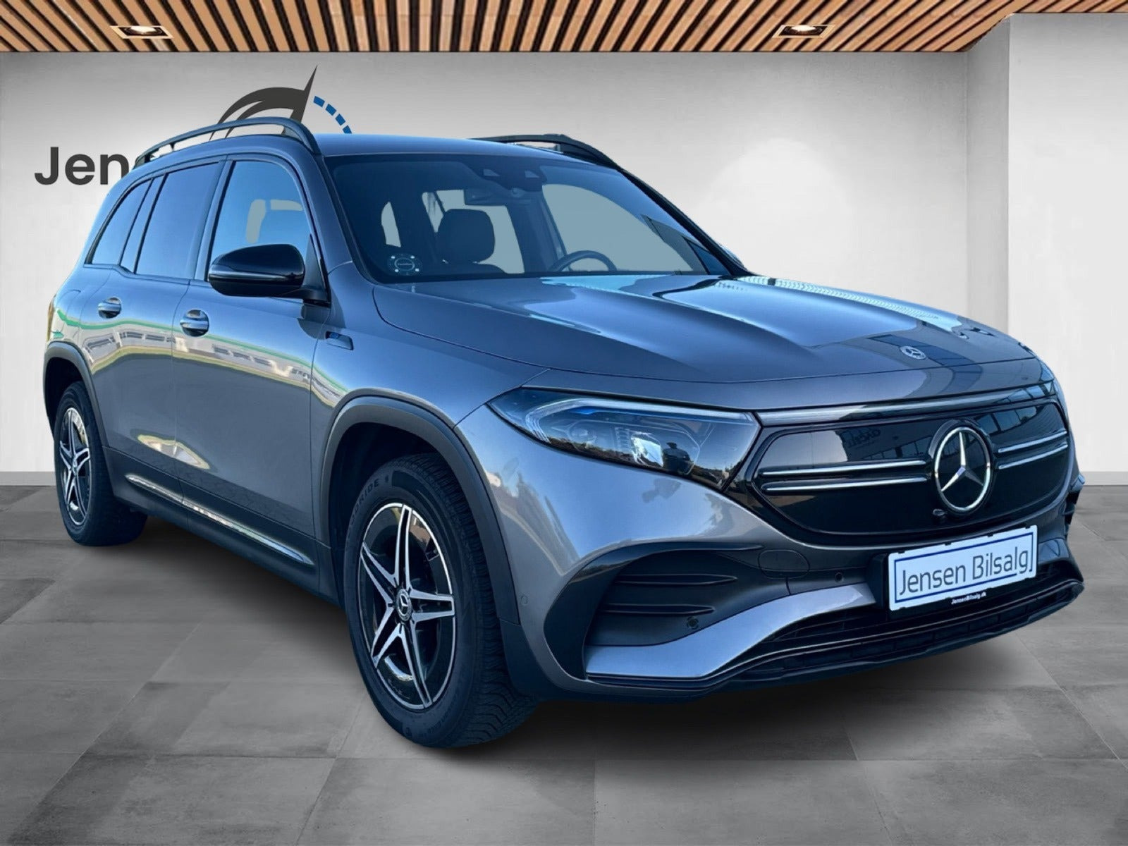 Grå Mercedes EQB300 fra 2022