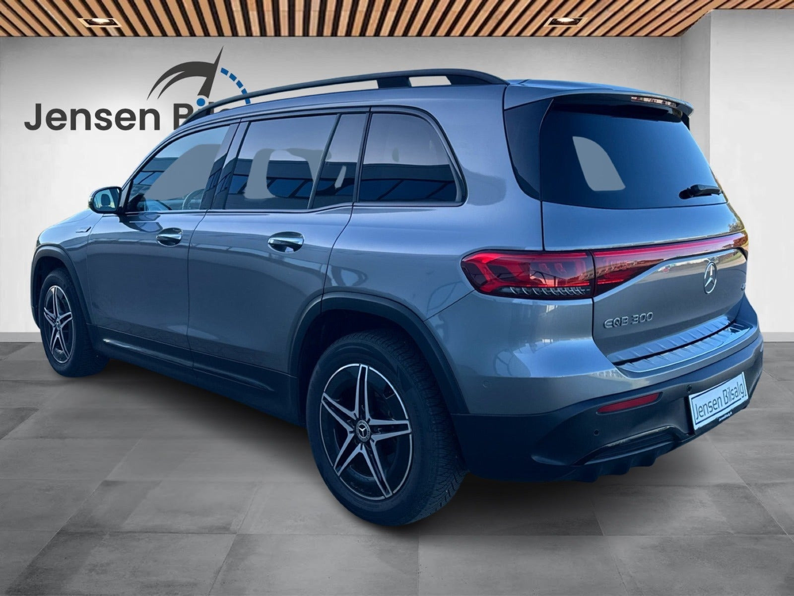 Grå Mercedes EQB300 fra 2022