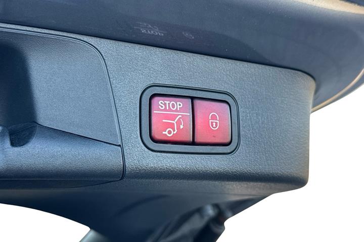 Grå Mercedes EQB300 fra 2022