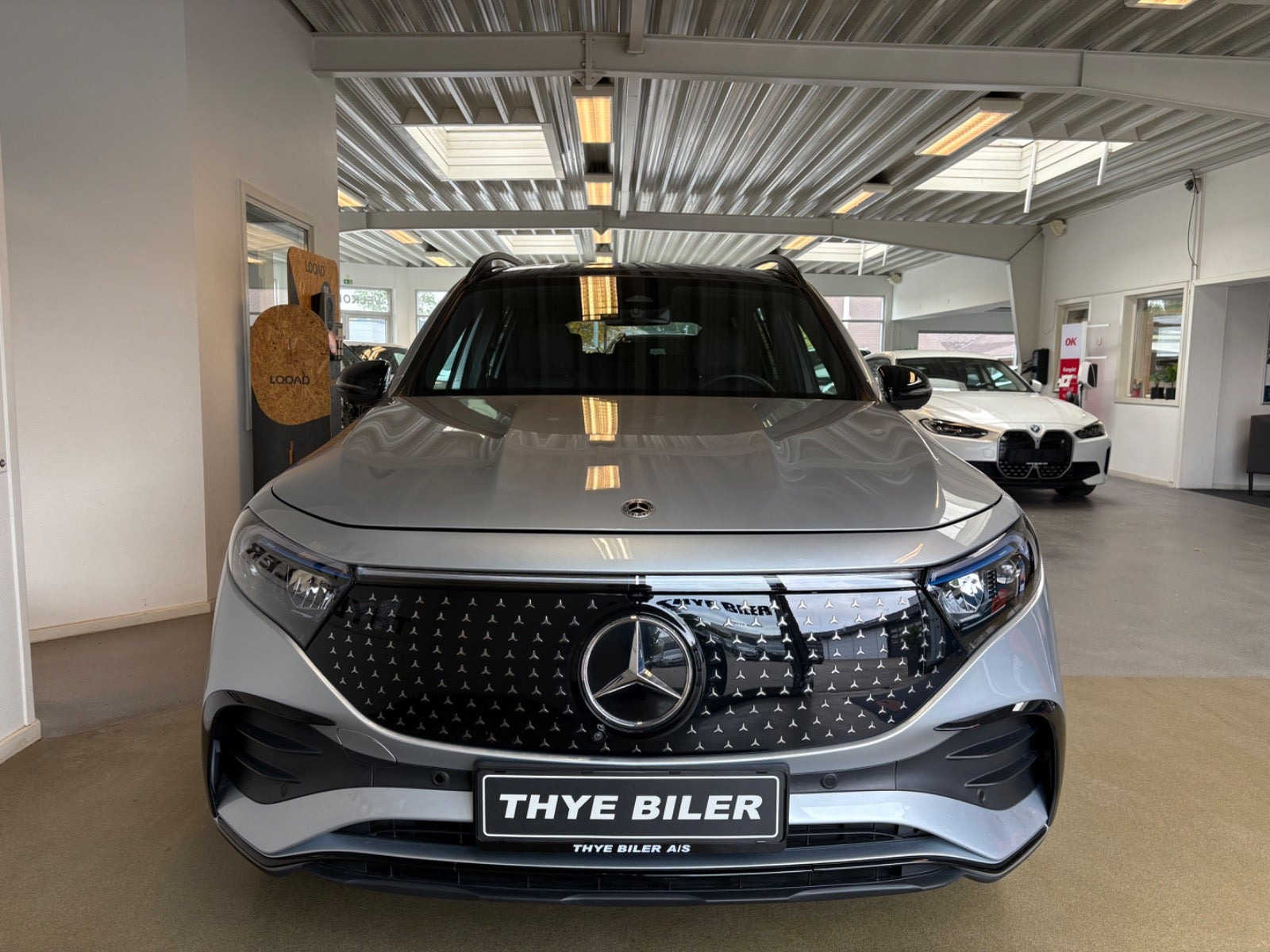 Sølv Mercedes EQB250+ fra 2025