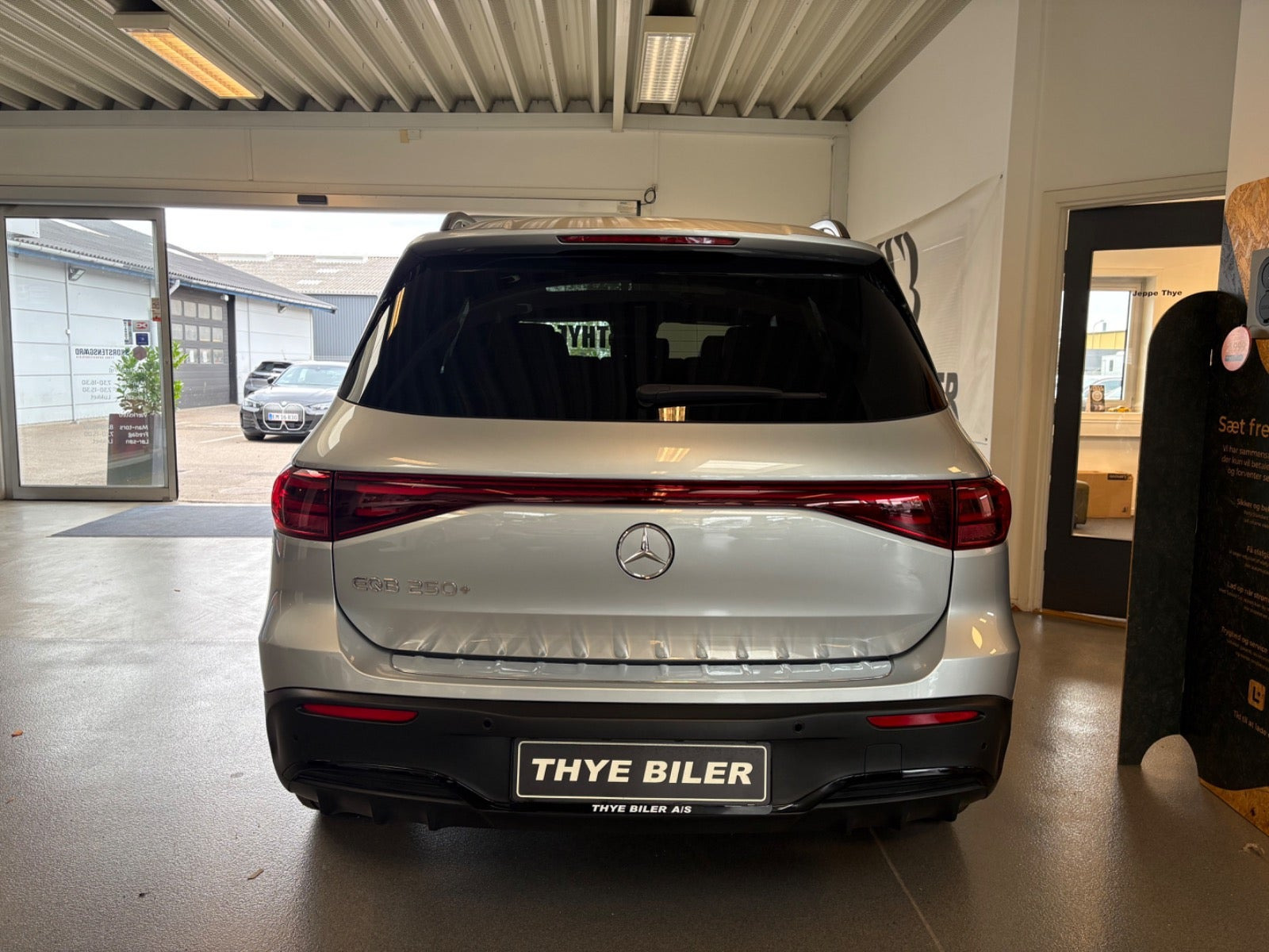 Sølv Mercedes EQB250+ fra 2025