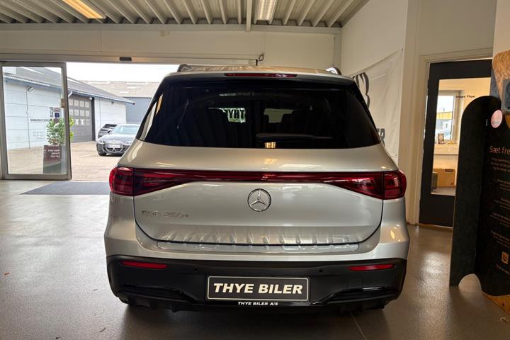 Sølv Mercedes EQB250+ fra 2025