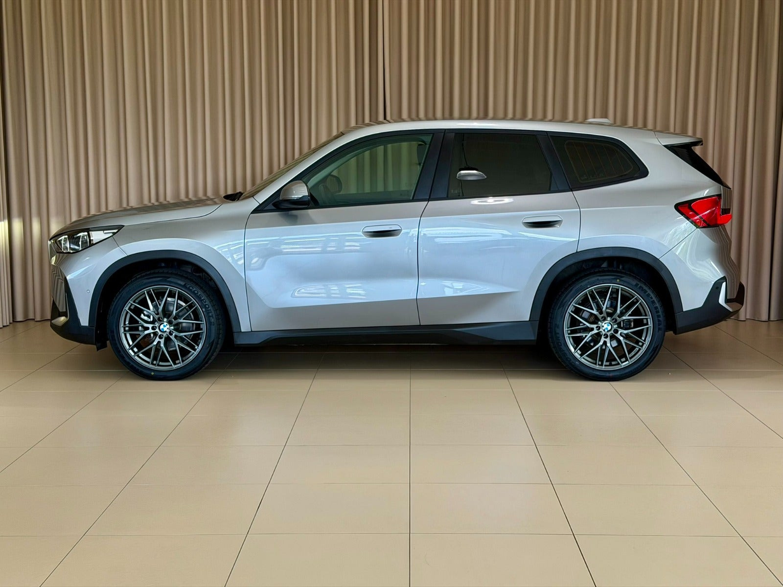 Sølv BMW iX1 fra 2024