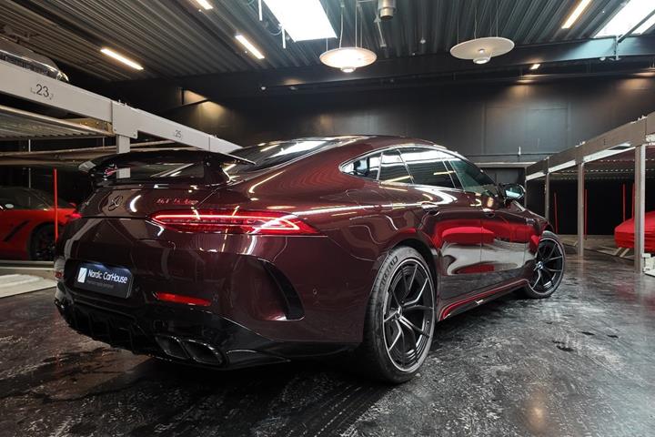 Gul Mercedes AMG GT 63 fra 2023