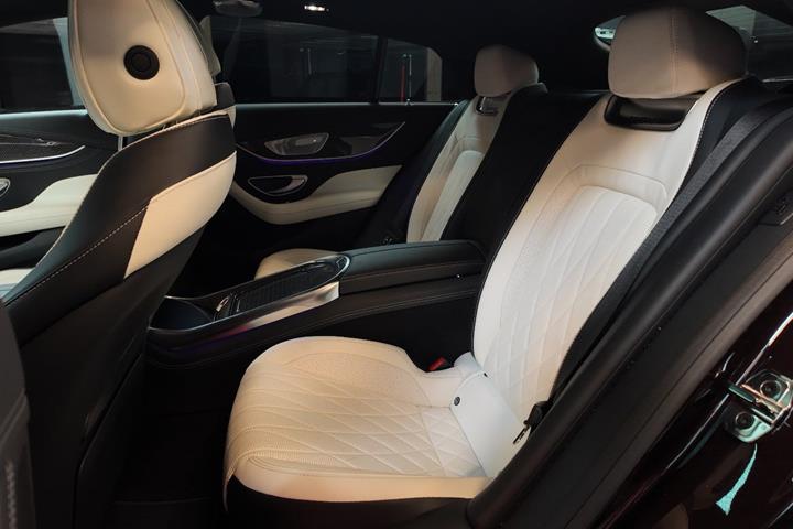 Gul Mercedes AMG GT 63 fra 2023