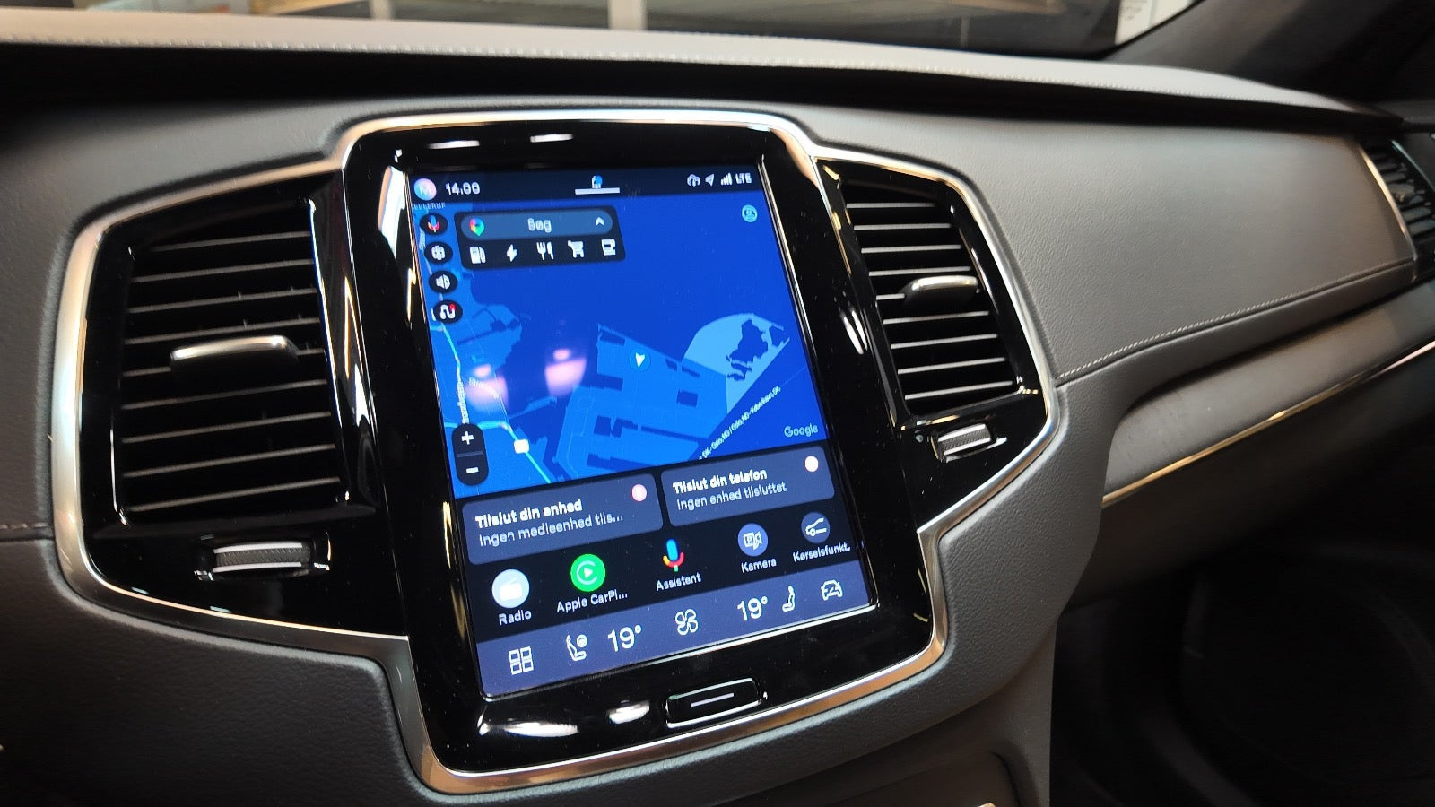 Gul Volvo XC90 fra 2023