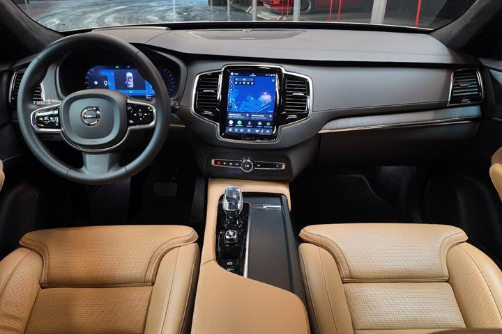 Gul Volvo XC90 fra 2023